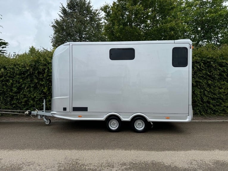 Pferdetransporter 2-Pferdeanhänger mit Seitenrampe und Wohnung Trailer Anhänger