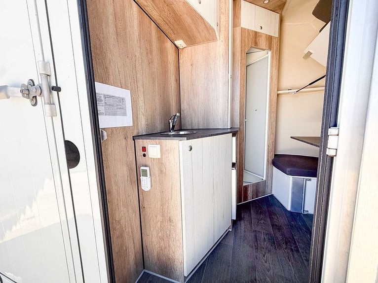 Pferdetransporter Pferdeanhänger DT Trailer Hengst mit Wohnung Horsetrailer Trailer chevaux