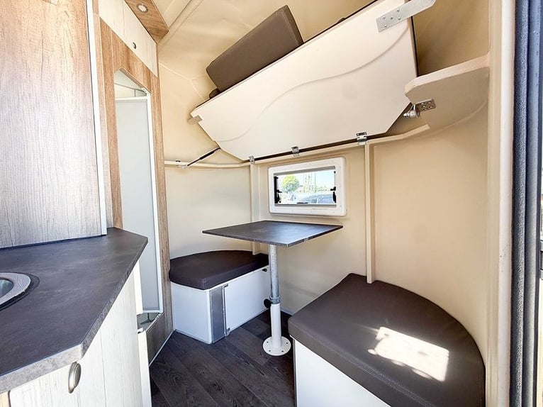 Pferdetransporter Pferdeanhänger DT Trailer Hengst mit Wohnung Horsetrailer Trailer chevaux