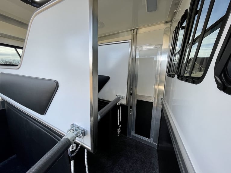 RJH 675 3-Pferdeanhänger Wohnung Doppelbett Dusche EINZIGARTIG 3,5to. LKW