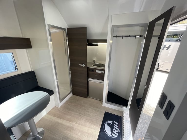 RJH 675 3-Pferdeanhänger Wohnung Doppelbett Dusche EINZIGARTIG 3,5to. LKW
