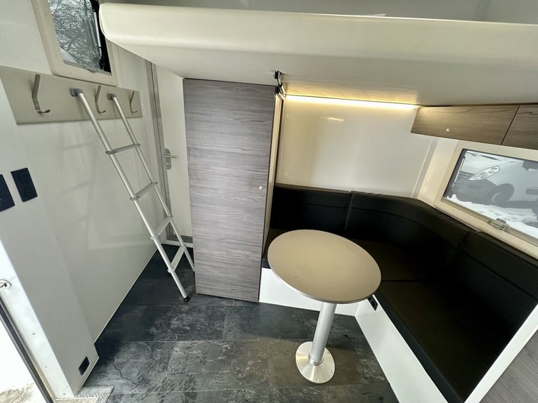 RJH 675 Trailer für 3 Pferde mit großer Wohnung, Dusche und Doppelbett – Gebrauchtfahrzeug