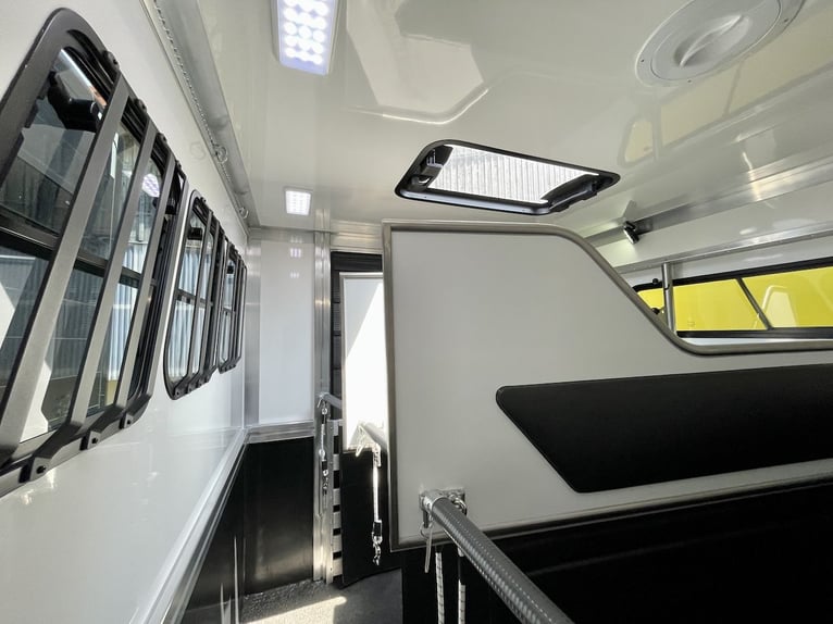 RJH 675 Trailer für 3 Pferde mit großer Wohnung, Dusche und Doppelbett – Gebrauchtfahrzeug