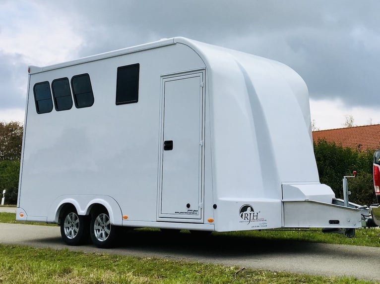 RJH 675 Trailer für 3 Pferde mit großer Wohnung, Dusche und Doppelbett – Gebrauchtfahrzeug
