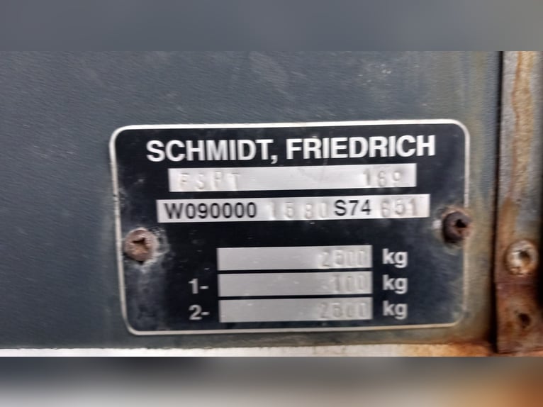 Pferdeanhänger mit Kutschenaufsatz hinten