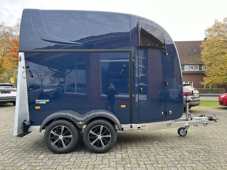 Humbaur Pferdeanhänger Pegasus Style 2700 S 2,7t Sattelkammer 100km/h Dark Blue