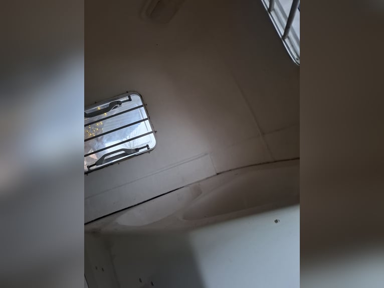 Köper Pferdeanhänger mit Sattelkammer