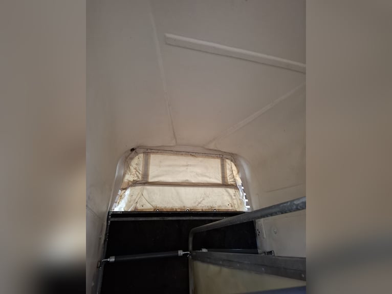 Köper Pferdeanhänger mit Sattelkammer