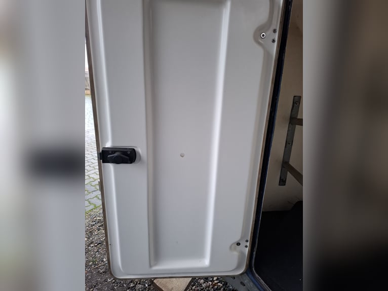 Köper Pferdeanhänger mit Sattelkammer