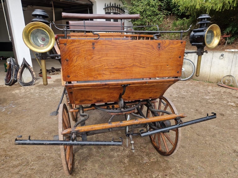 Antike historische Kutsche Linzer Wagen Holz Zweispänner