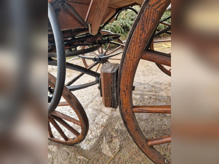 Antike historische Kutsche Linzer Wagen Holz Zweispänner