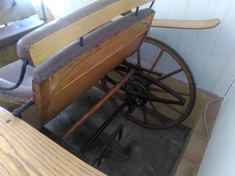 Einspannige, aufgearbeitete Kutsche; Scheibenbremsen; Original Wagenräder (Holz, Eisenbeschlag)