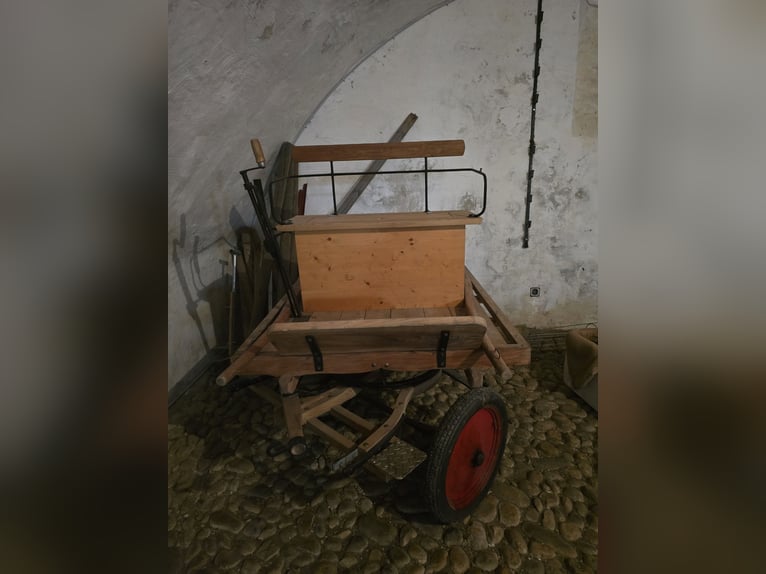 Vierrädrige Pferdekutsche / Arbeitskutsche aus Holz