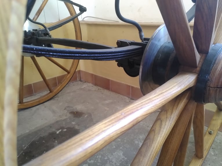 Einspannige, aufgearbeitete Kutsche; Scheibenbremsen; Original Wagenräder (Holz, Eisenbeschlag)