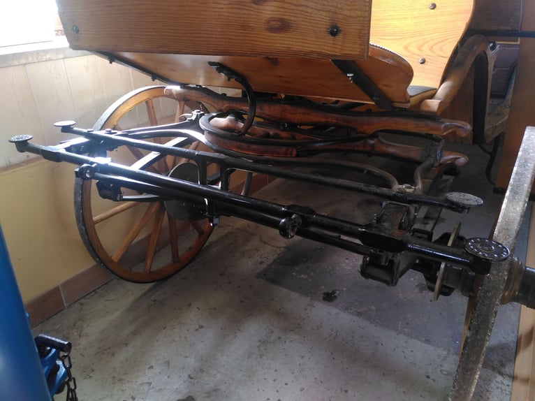 Einspannige, aufgearbeitete Kutsche; Scheibenbremsen; Original Wagenräder (Holz, Eisenbeschlag)
