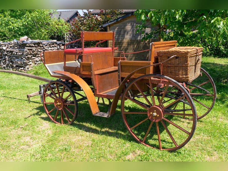 Jagdwagen, offene naturholzfarbende Kutsche,  Hochzeitskutsche