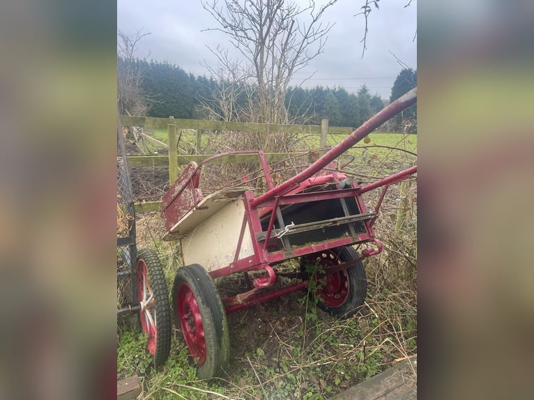 Chariot with towing hitch
