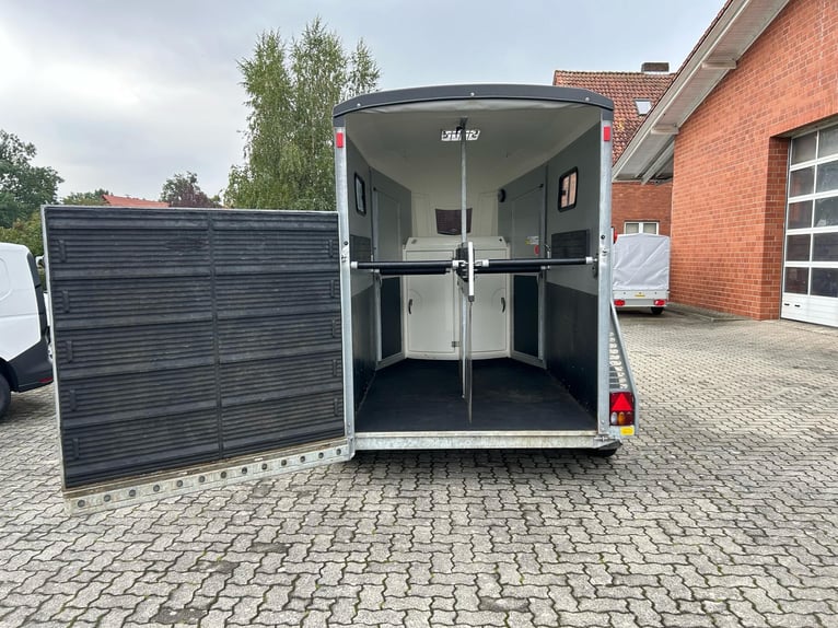 Böckmann Portax E Pferdeanhänger 2,4t Satttelkammer 100km/h Hecktür schwenkbar 