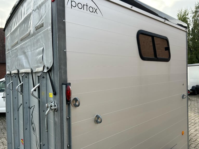 Böckmann Portax E Pferdeanhänger 2,4t Satttelkammer 100km/h Hecktür schwenkbar 