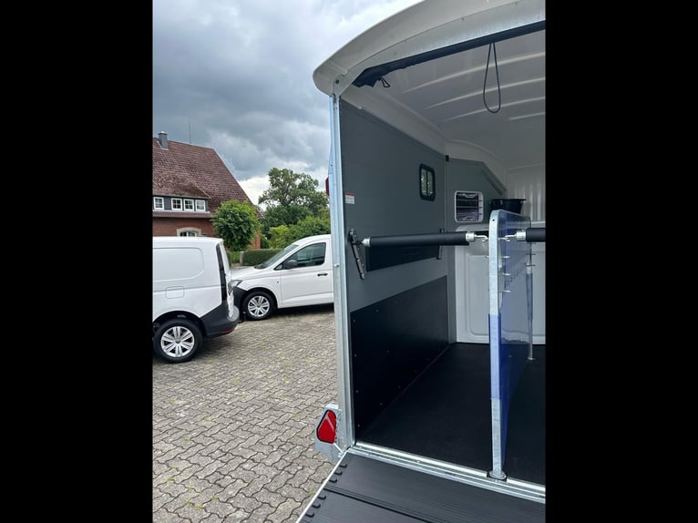 Humbaur Pferdeanhänger Areion Pro 2700 2,7t Sattelkammer 100km/h Black Hecktür schwenkbar