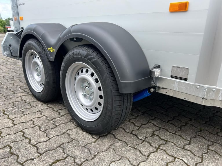 Humbaur Pferdeanhänger Areion Pro 2700 2,7t Sattelkammer 100km/h Black Hecktür schwenkbar