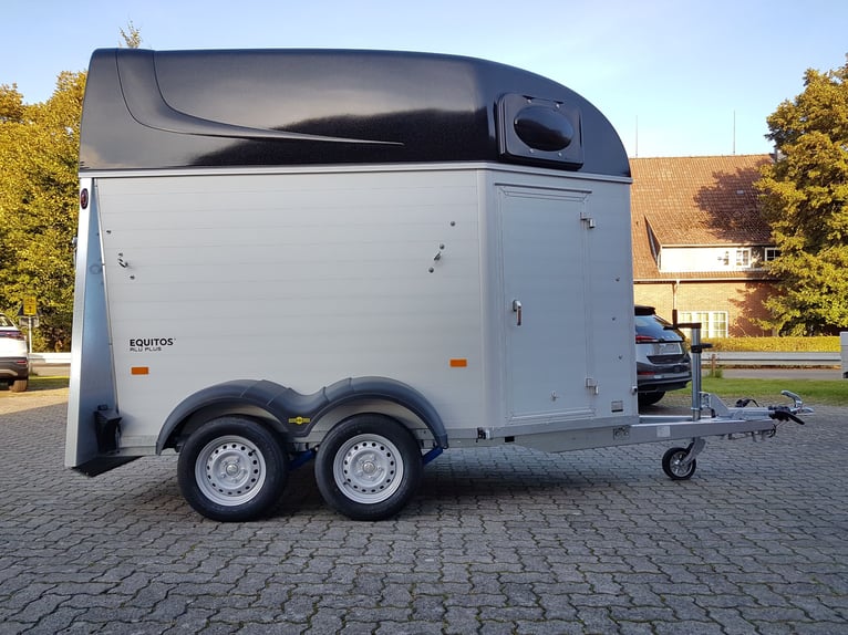 Humbaur Pferdeanhänger Equitos Alu Plus Black 2400 2,4t Sattelkammer 100km/h