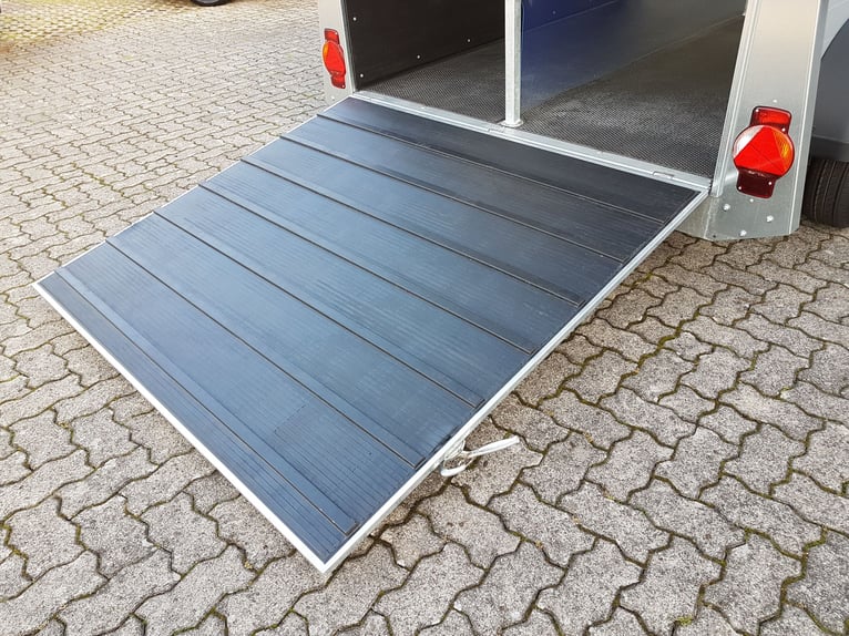 Humbaur Pferdeanhänger Equitos Alu Plus Black 2400 2,4t Sattelkammer 100km/h