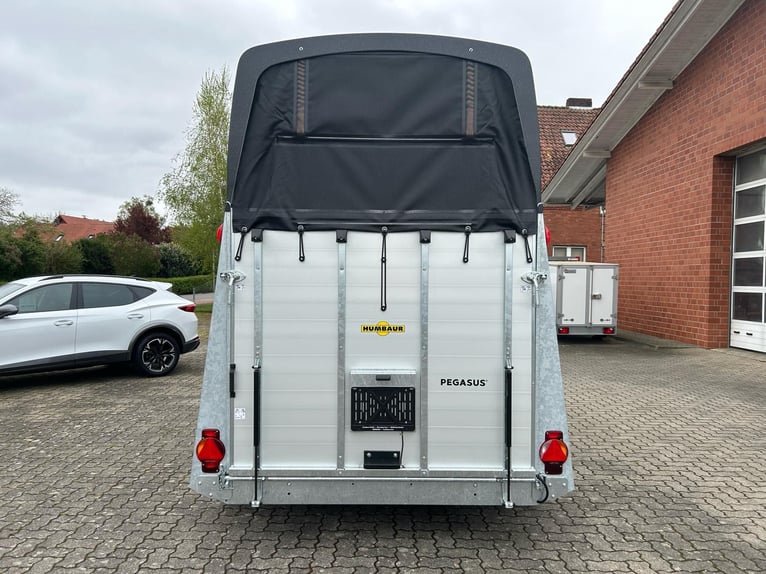 Humbaur Pferdeanhänger Pegasus 2400 2,4t Sattelkammer 100km/h Black Hecktür schwenkbar