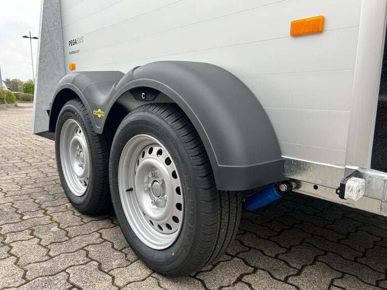 Humbaur Pferdeanhänger Pegasus 2400 2,4t Sattelkammer 100km/h Black Hecktür schwenkbar