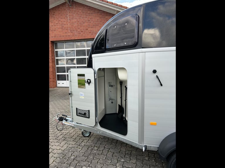 Humbaur Pferdeanhänger Xanthos Aero 2400 2,4t Sattelkammer 100km/h Black