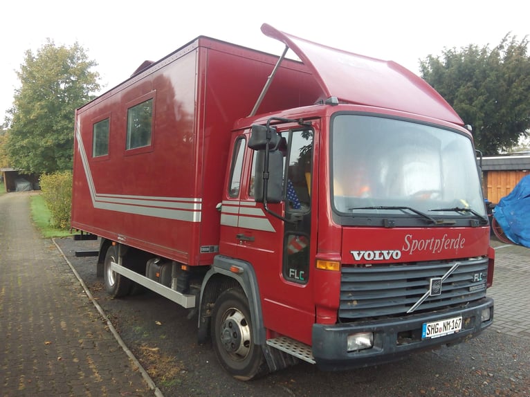 Kleiner 7,5 t Pferdetransporter VOLVO FLH 