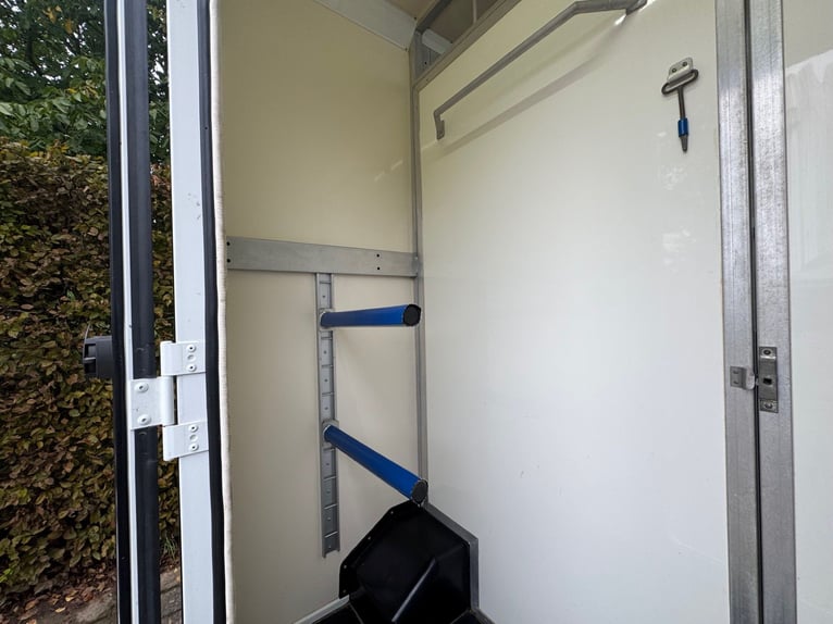 Pferdetransporter 2 Seitenrampen Nur 20.500KM Viehtransporter Paardencamionette Horsevan Trailer