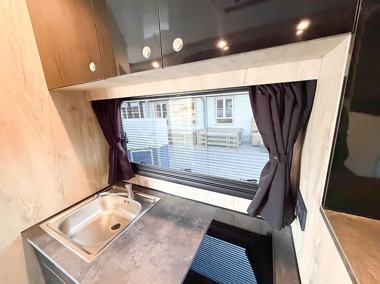 Pferdetransporter 7,5t 3 Pferde /Wohnung Iveco Daily 210PS Automatik Wohnmobil Viehtransporter