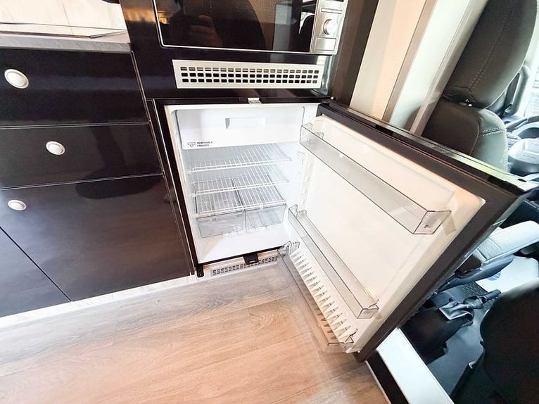 Pferdetransporter 7,5t 3 Pferde /Wohnung Iveco Daily 210PS Automatik Wohnmobil Viehtransporter
