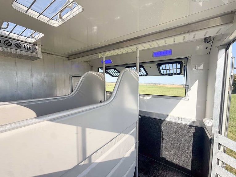 Pferdetransporter 7,5t Automatik 210 PS Wohnmobil 3 Pferde Klima im Pferdeabteil Horsetruck Camion