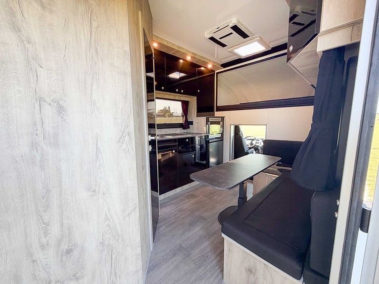 Pferdetransporter 7,5t Automatik 210 PS Wohnmobil 3 Pferde Klima im Pferdeabteil Horsetruck Camion