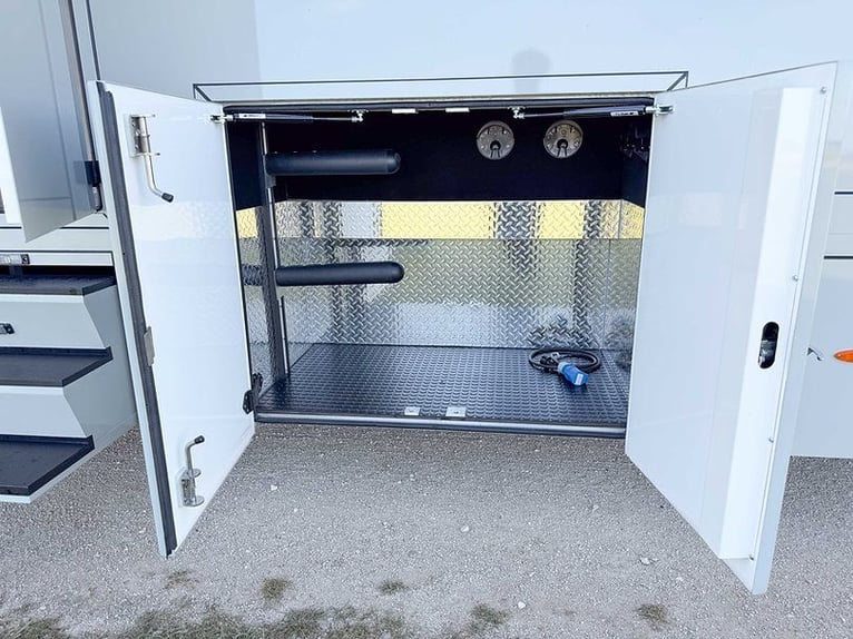 Pferdetransporter 7,5t Automatik 210 PS Wohnmobil 3 Pferde Klima im Pferdeabteil Horsetruck Camion
