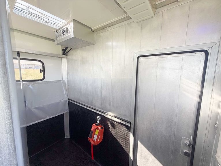 Pferdetransporter 7,5t Automatik 210 PS Wohnmobil 3 Pferde Klima im Pferdeabteil Horsetruck Camion