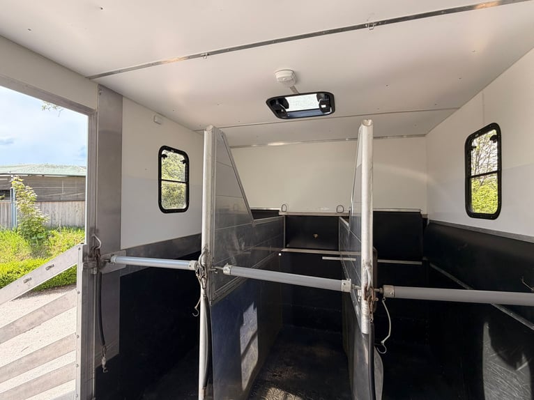 Pferdetransporter für 4 Pferde MAN TGL 8.180