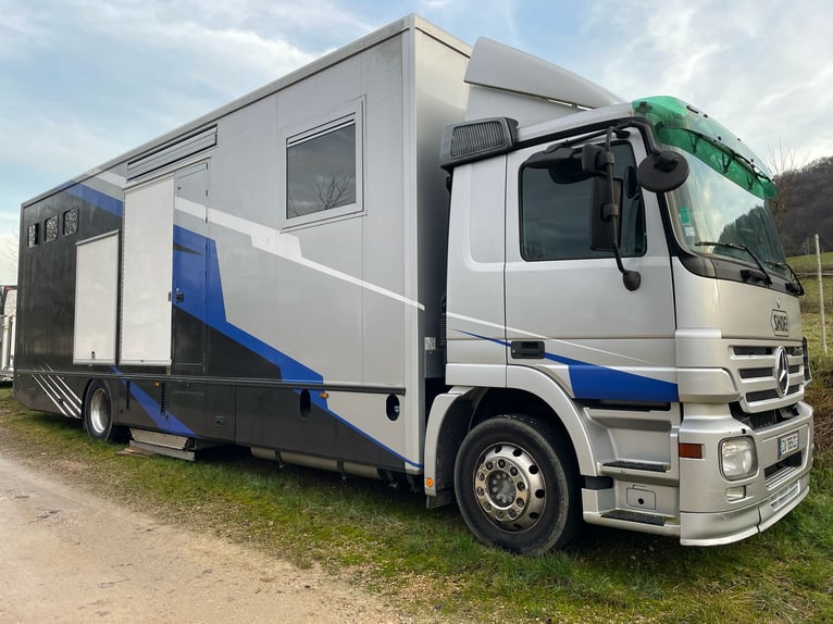 Pferdetransporter LKW Mercedes Actros