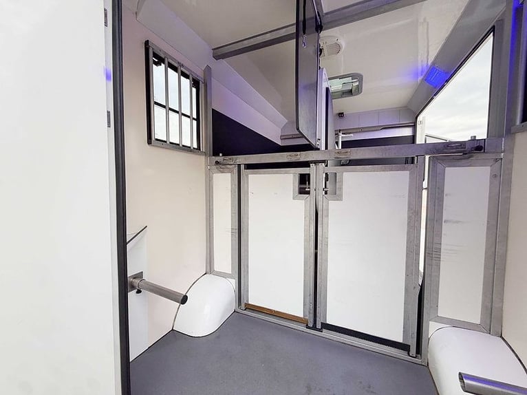 Pferdetransporter STX 5 Sitzer Automatik Selbstfahrer Viehtransporter