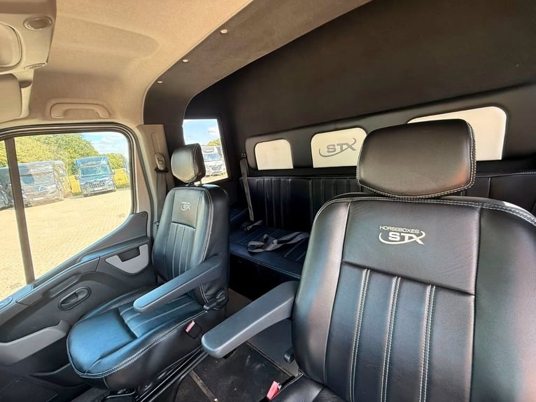 Zu verkaufen Renault Master Horsebox STX Long - Hengstausstattung