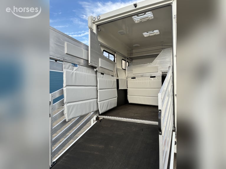 Mercedes-Benz Pferdetransporter Fuso Automatik 7,5t PV Anlage autark Pop-out Horsetruck Wohnmobil