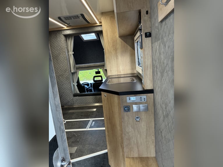 Mercedes-Benz Pferdetransporter Fuso Automatik 7,5t PV Anlage autark Pop-out Horsetruck Wohnmobil