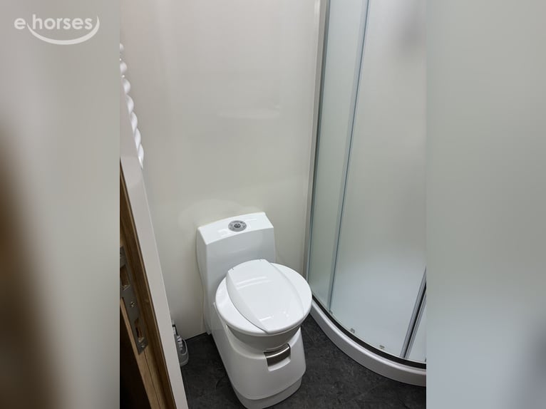 Mercedes-Benz Pferdetransporter Fuso Automatik 7,5t PV Anlage autark Pop-out Horsetruck Wohnmobil