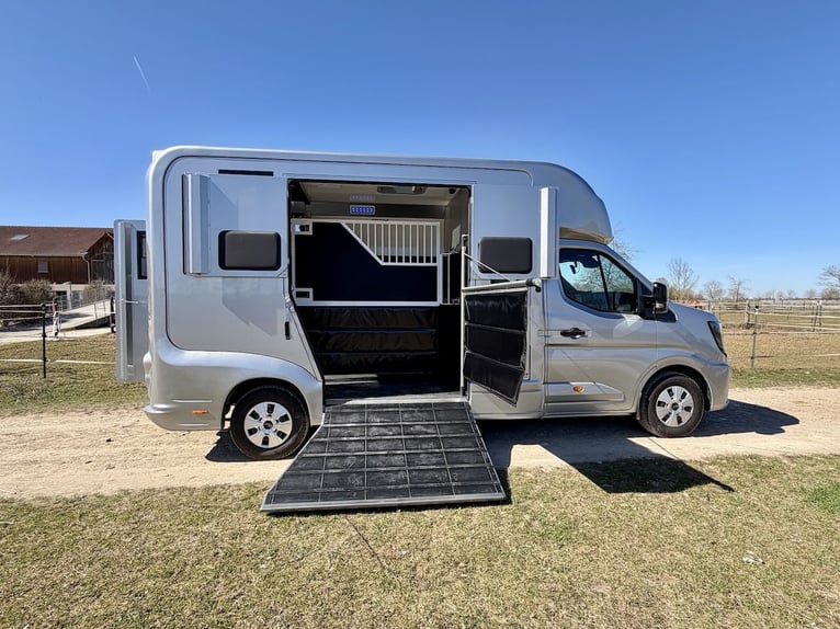 Renault 2-Pferdetransporter 5-Sitzer Hengstausstattung LKW NEU