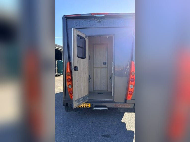 Verkauf Pferde-Transporter mit Unterkunft (perfekter Zustand)