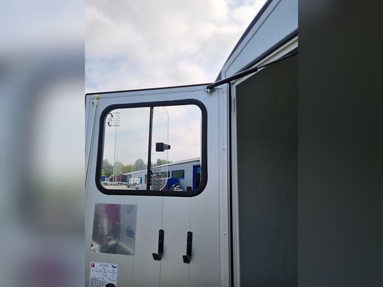 Liberty Maxi 4 Pferdeanhänger – mit seitlicher Rampe und integrierter Sattelkammer