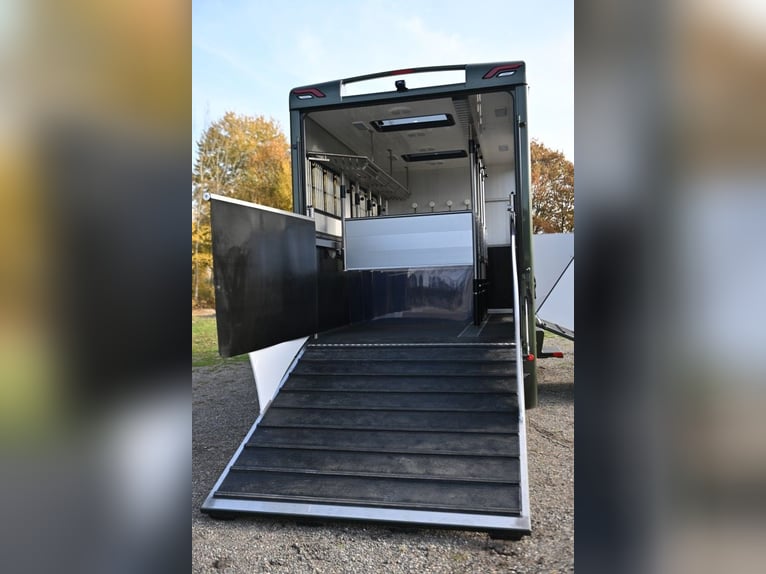 Luxus Mercedes Atego 15/300 – 5-Pferde-Transporter mit ausziehbarem und aufklappbarem Hecktürsystem