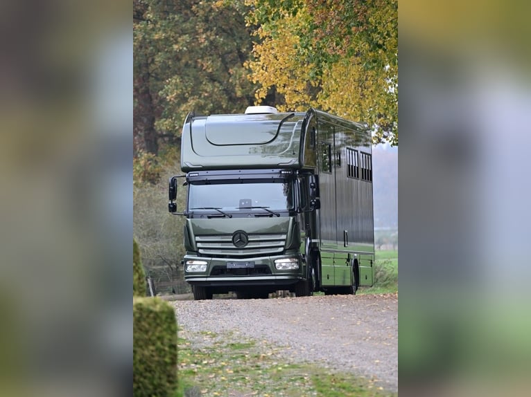 Luxus Mercedes Atego 15/300 – 5-Pferde-Transporter mit ausziehbarem und aufklappbarem Hecktürsystem